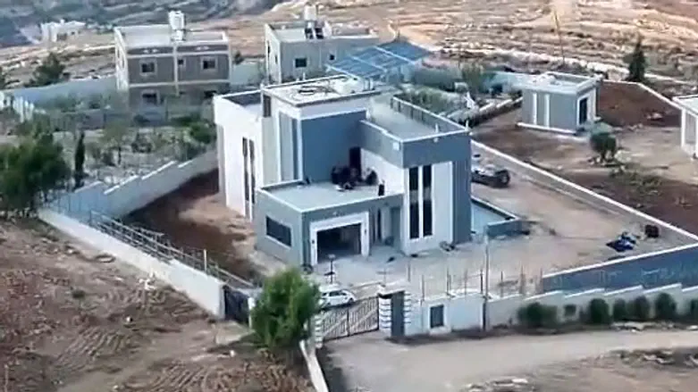 no credit Claims of siege in Qusra - Drone footage shows otherwise