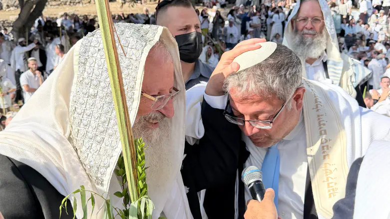 הרב שמואל אליהו בירך את בן גביר מול אלפים