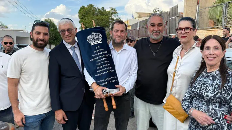 צילום: מועצת שומרון ספר תורה לזכר רן גואילי הוכנס בשומרון