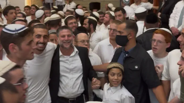 צפו: נפצע אנוש בג’באלייה – ורקד עם סמוטריץ’ בשמחת בית השואבה