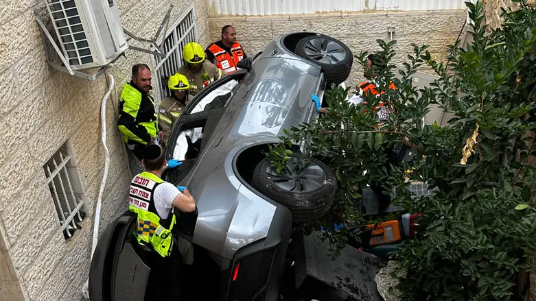 Fire and rescue service Driver plunges with her car from a height of 5 meters