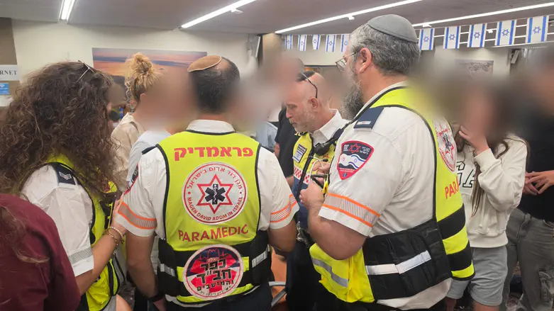 צילום: דוברות מד"א Israeli passengers land in Israel after hijacking attempt