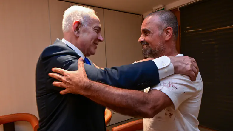 Netanyahu meets passenger who saved the plane from diving