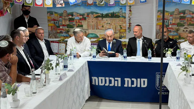 Netanyahu studies Torah with defense chiefs A heritage of heroism