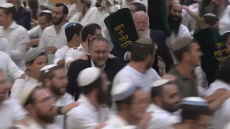 צילום: יוטיוב צפו: הקפות שניות בישיבת בית אל