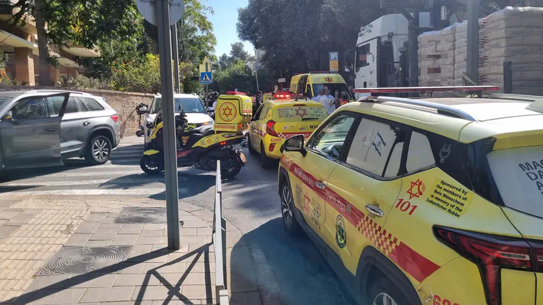 צילום: מד"א בת 70 נהרגה מפגיעת משאית בירושלים