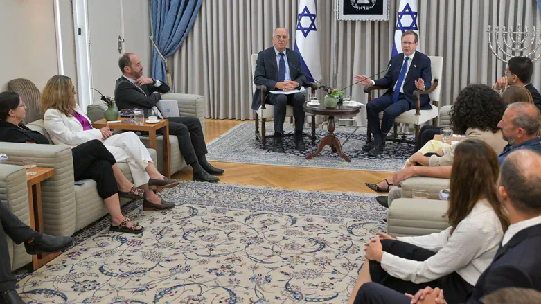 אתגר הבינה המלאכותית | הרשתות החברתיות נערכות לבחירות