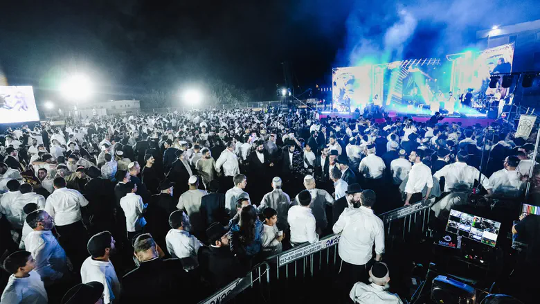 צילום: באדיבות המצלם 12 אלף חוגגים בהקפות השניות בכפר חב"ד