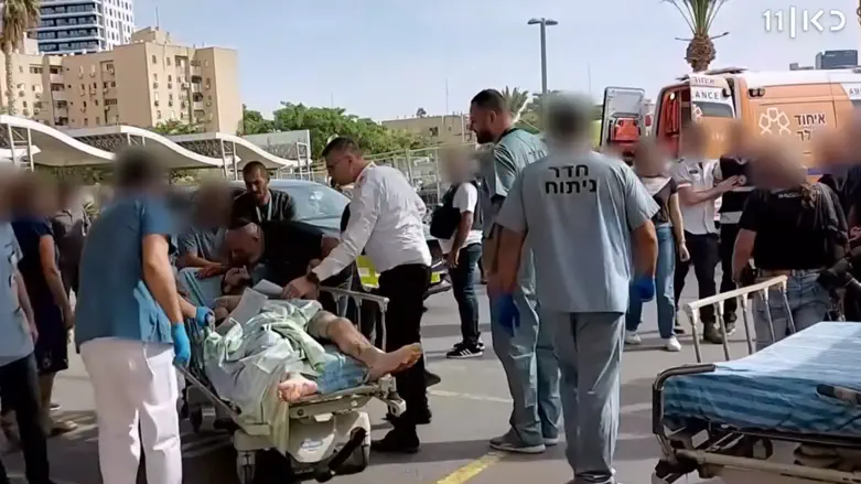 תיעוד מצמרר מה-7 באוקטובר | הרגע שבו האב פגש את בנו הלוחם הפצוע