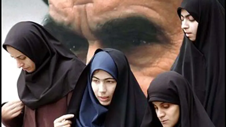 רויטרס Iran’s new weapon: Female soldiers