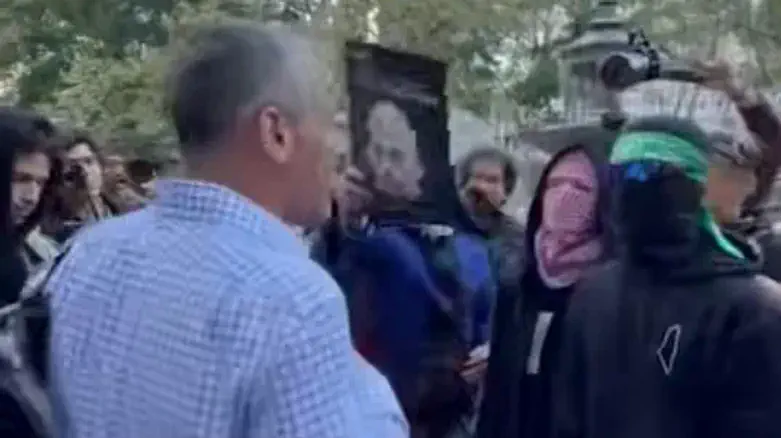 תלש מסכה וחשף את פניו של מפגין תומך חמאס