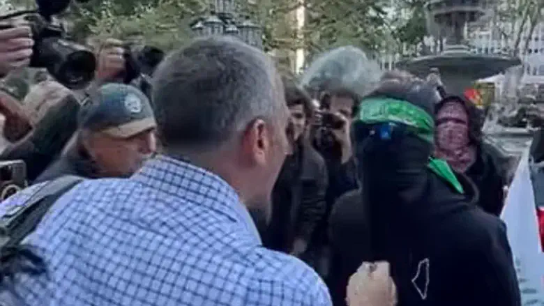 «Боишься показать лицо?»: мужчина сорвал маску с демонстранта