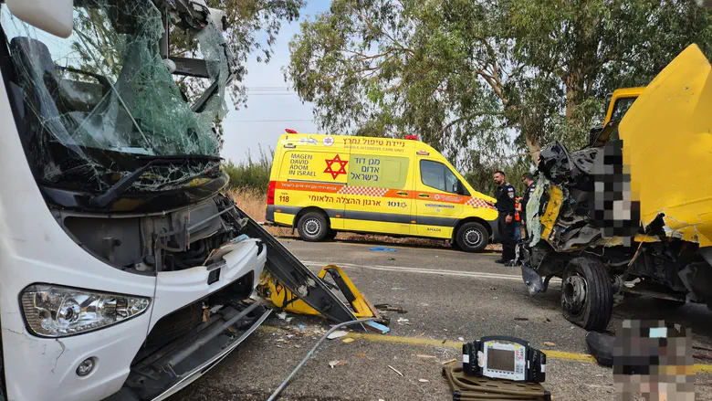 תאונה קטלנית בכביש 91: נהג אוטובוס נהרג בהתנגשות עם משאית, 19 נפצעו