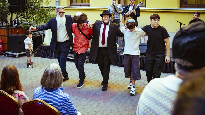 Synagogue reopens as a Jewish home run entirely by teenagers