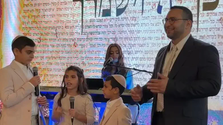 צילום: ללא Ицхак Вассерлауф и его дети пели вместе на обрезании сына
