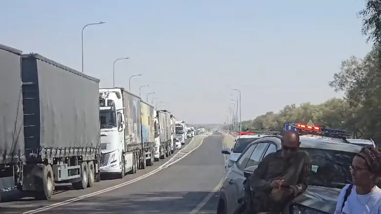 Protesters block Gaza aid trucks, demand Hamas disarmament