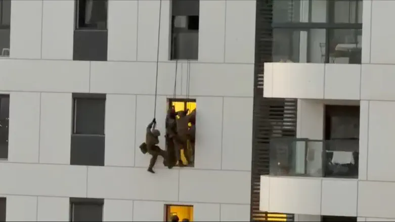 צילום: דוברות המשטרה לוחמי הימ"מ גלשו והצילו אישה שאיימה לקפוץ