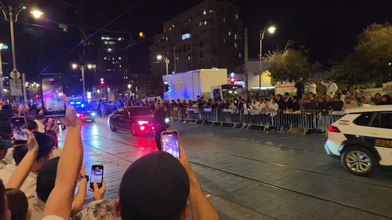 בשוק מחנה יהודה | תיעוד: בקבוק נזרק לעבר שיירת ראש הממשלה