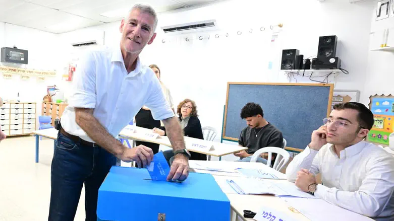 Suspect detained after approaching Democrats chairman Yair Golan with a knife in Tel Aviv