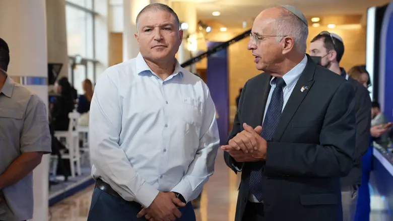 דוברות ועדת הבחירות המרכזית Миллионы из-за рубежа направлены на кампанию в арабском секторе