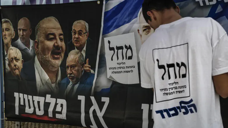 צילום: Tsafrir Abayov/Flash90 כל הקלפיות נסגרו: ספירת הקולות החלה