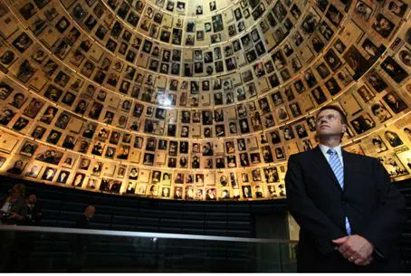 Israel news photo: Flash 90 Yad Vashem Awards International Book Prize on Holocaust Research