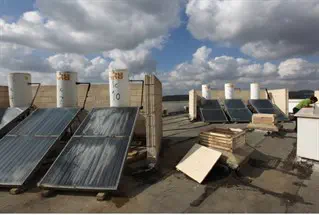 צילום: פלאש 90 מבצע ההחלפות החדש: דודי חשמל בדודי שמש