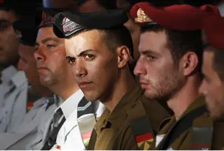 פלאש 90 בנט בדימונה: חיילים, צאו להצביע!