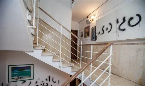 נעם ריבקין פנטון גרפיטי בבניין המגורים של חברת 'נשות הכותל'