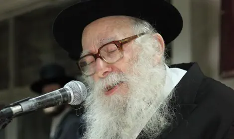 צילום: פלאש 90 הרב קרליץ פונה לבית החולים בבני ברק