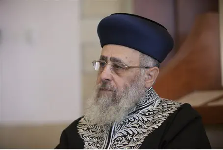 Chief Rabbi: Cell Phones Inhibit Torah Study