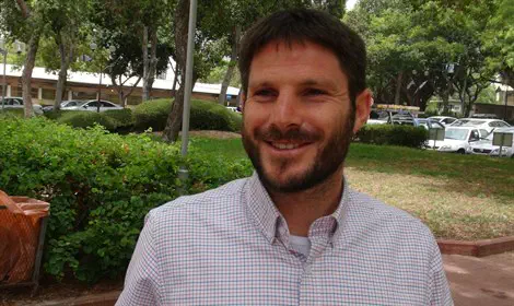 גרוניס מנקה את השולחן?        