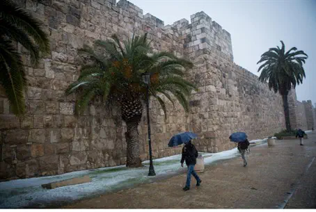 Snow in Jerusalem as Storm Begins to Taper Off | Israel National News