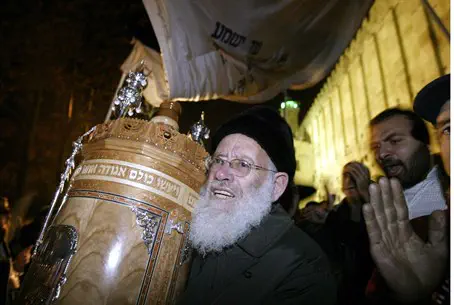 Flash 90 Leading Religious-Zionist Rabbi Moshe Levinger Passes Away