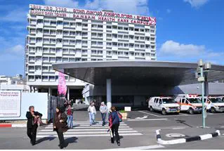 פלאש 90 אחרי שבועות בוושט הוצא המטבע מגרונה של ילדה