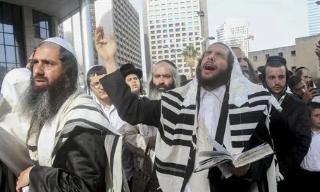 Protest in Ramat Gan: Free fugitive Rabbi | Israel National News