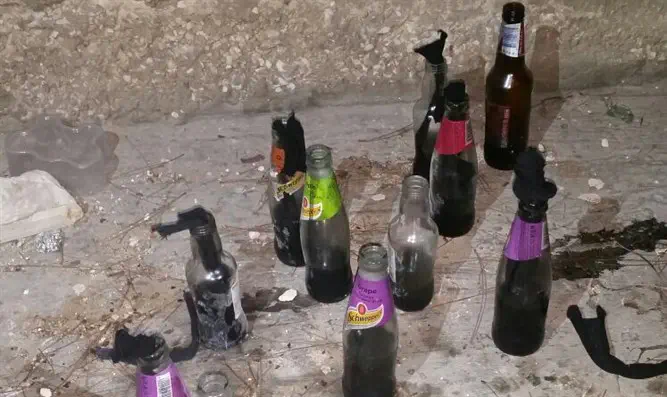 צילום: חטיבת דובר המשטרה בקבוקי תבערה לעבר בית אורות