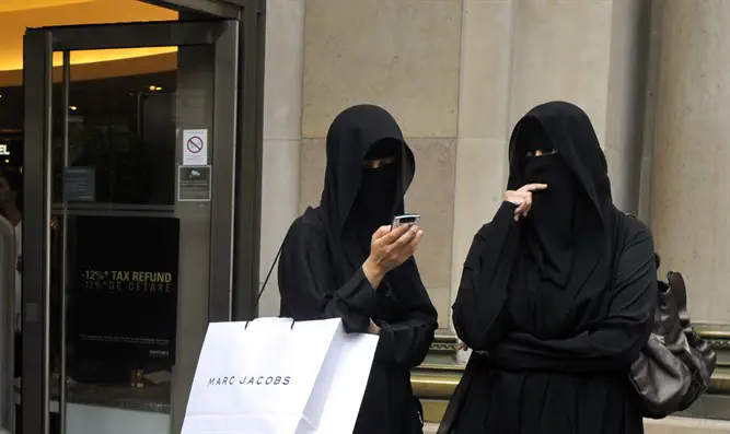 Austria announces Muslim face veil ban