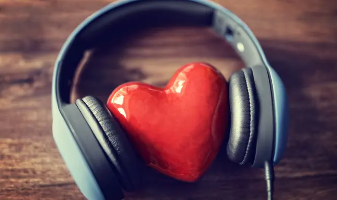 Istock Воскресное видео: 82-летняя диджей в модном клубе в Японии