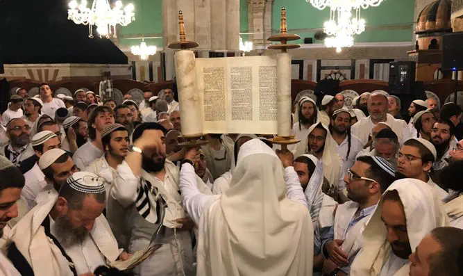 Watch: Special holiday prayers in Tomb of the Patriarchs