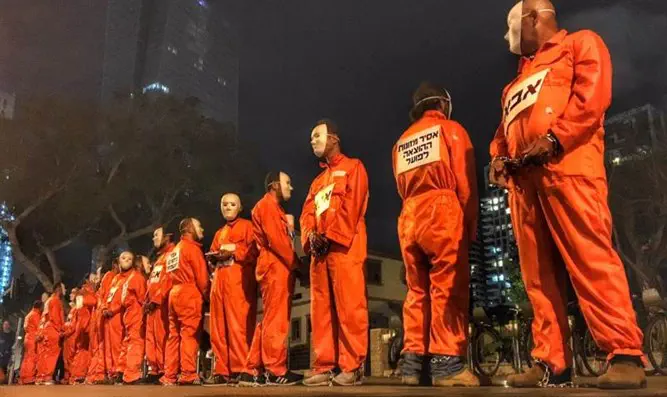 צילום: רויטל פינץ' אבות בכתום: מחאת גרושים בשרונה