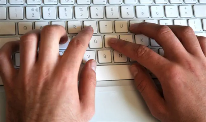 למה המקלדת שלנו בעברית מסודרת ככה?