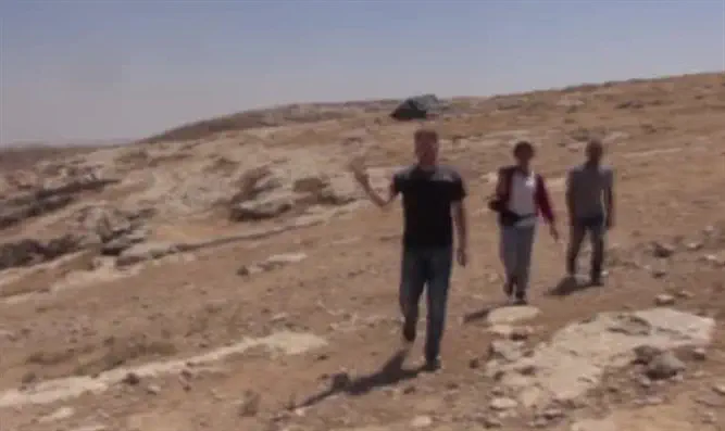 ערוץ 7 צפו: כתב ערוץ 7 מותקף על אדמות מדינה