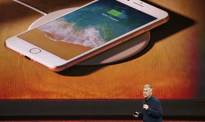 צילום: רויטרס ישנים באוהלים ומחכים לאייפון 11