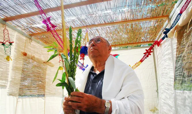 חב"ד מציגה: סוכה על אופניים 