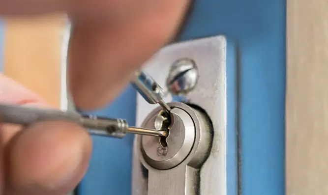 istock פורץ המנעולים שיפתח לכם את הדלת