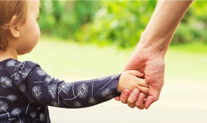 אם הצילה את בנה הפעוט רגע לפני אסון