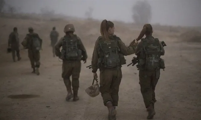 "החיילות נפגעות והאימהות שותקות''