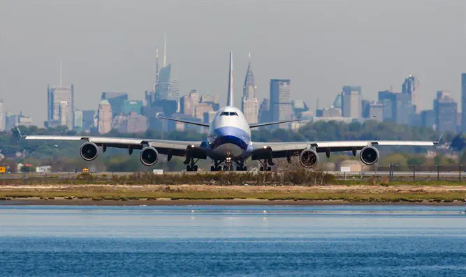 הטיסה בוטלה במפתיע - החרדים תקועים