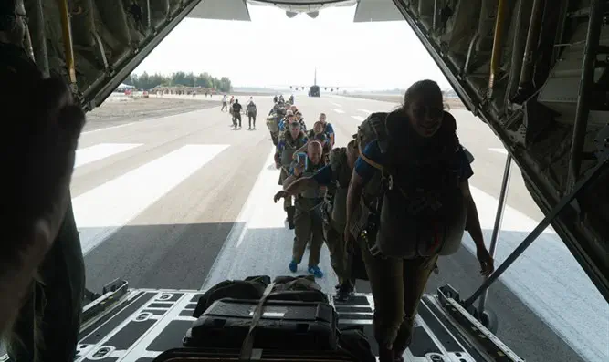 תיעוד: מפגן צניחה בחופי ישראל